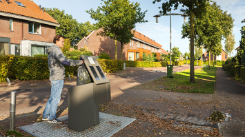 Cameraploeg van EO op bezoek voor item over afval scheiden