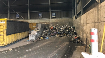 Smeulend restafval geeft rookontwikkeling in overslaghal ACV/AVU