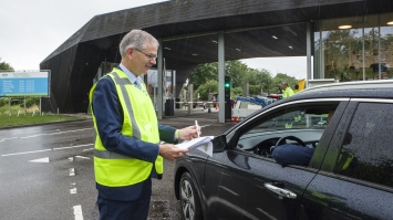 Wethouder Marco Verloop opent reserveringssysteem afvalbrengstation
